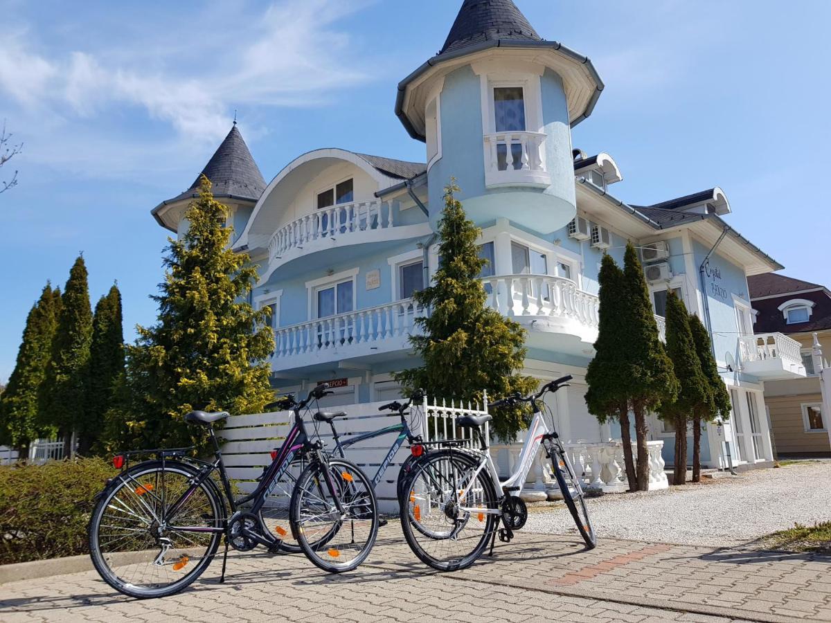Crystal Es Susanne Panzio Bed & Breakfast Siofok Exterior photo