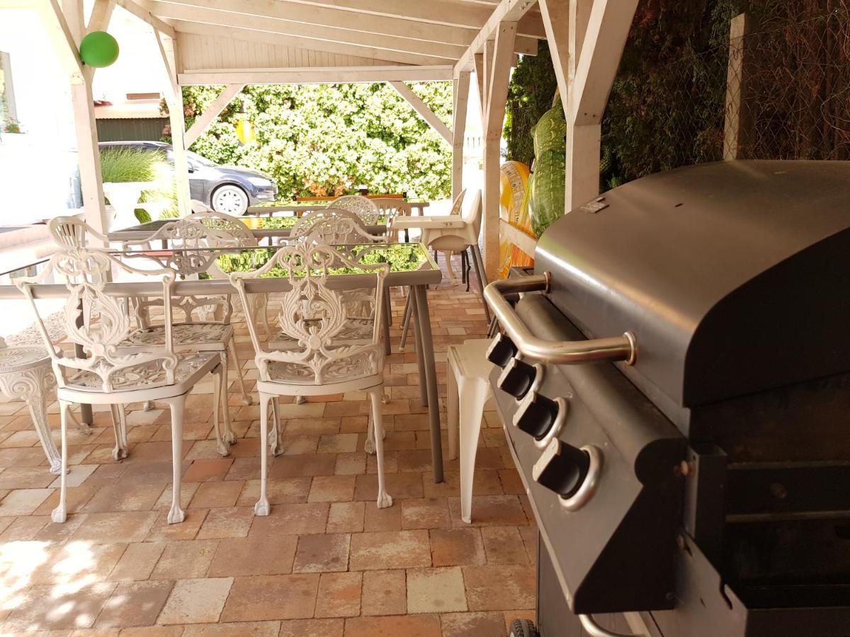 Crystal Es Susanne Panzio Bed & Breakfast Siofok Exterior photo