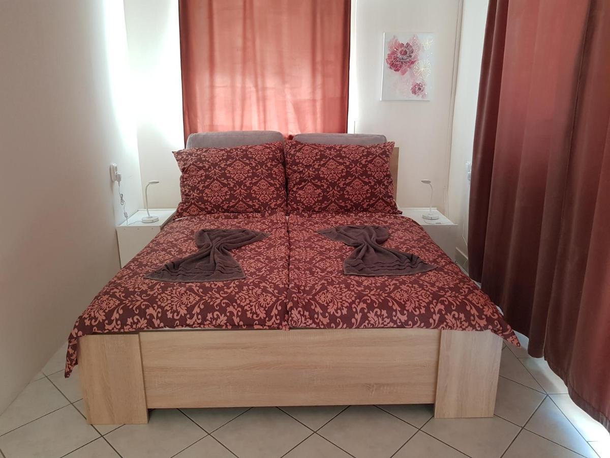 Crystal Es Susanne Panzio Bed & Breakfast Siofok Exterior photo