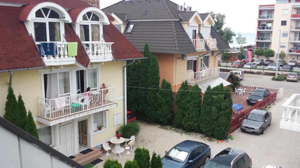 Crystal Es Susanne Panzio Bed & Breakfast Siofok Exterior photo